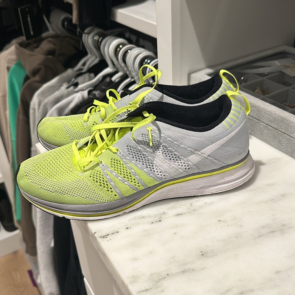 Nike Flyknit Trainers- Neon and grey - Picture 4 of 6